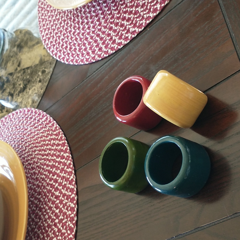Pier 1 wooden napkin rings, set of 4, perfect condition